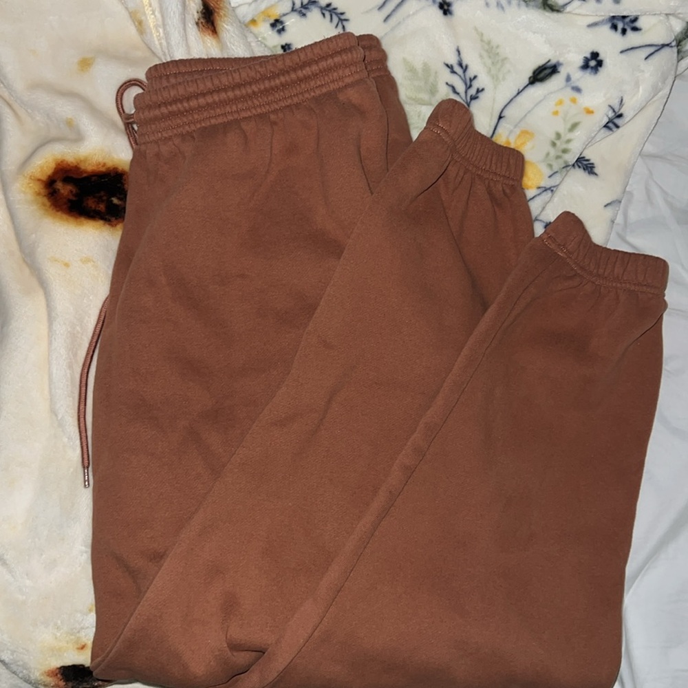 Brown women’s sweats with pockets